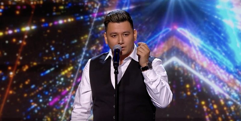 Sångaren José Diego får stående ovationer av juryn och publiken Sångaren José Diego får stående ovationer av juryn och publiken